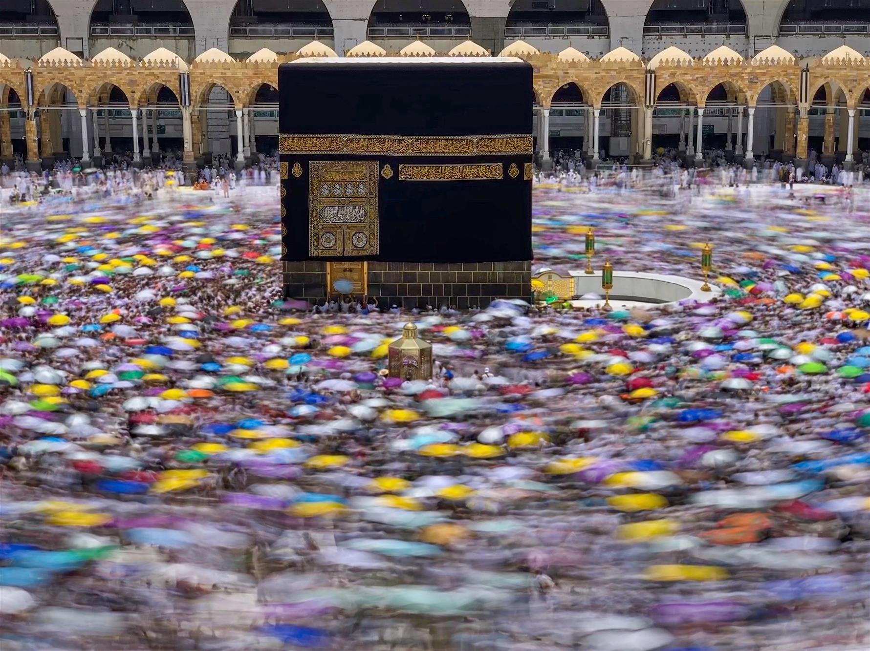 On the 10th day of the Hajj pilgrimage is called the largest pilgrimage to spend many of the rites, including circling the Kaaba in a wonderful view