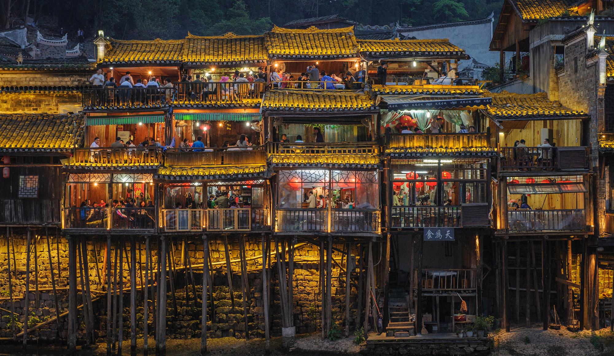 夜幕下的古城饭店